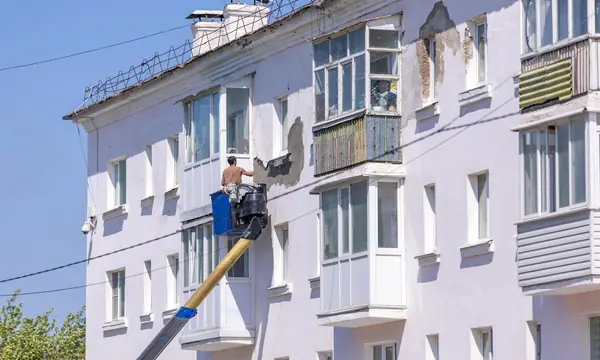 Operarios trabajando en la fachada de un edificio