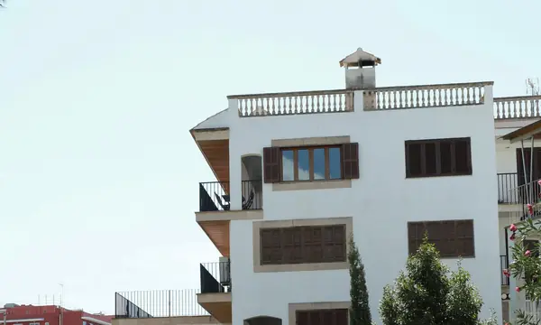 Edificio residencial mediterráneo con vegetación cuidada