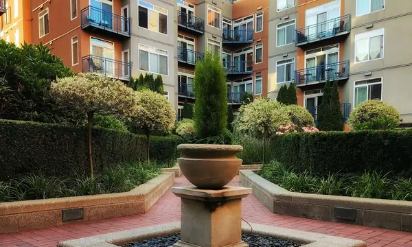 Zona ajardinada comunitaria con una fuente